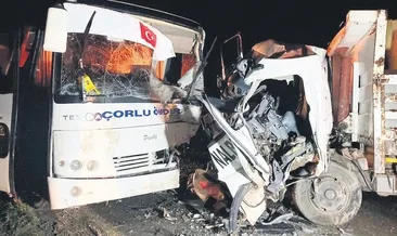 Kamyonet ile işçi servisi çarpıştı