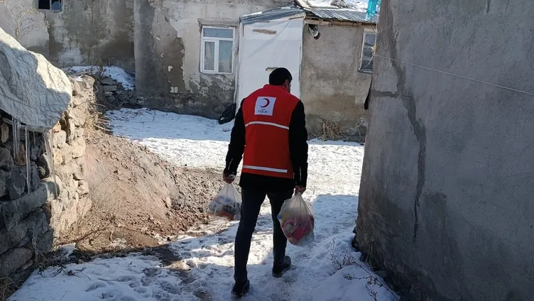 Kızılay Ağrı Şubesi, zorlu kış şartlarına rağmen yardımlarını sürdürüyor