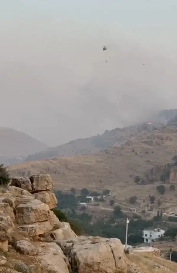 gurs-vadisi-daglarinda-cikan-yangina-helikopter-ile-mudahale-ediliyor-1782238199100.jpg