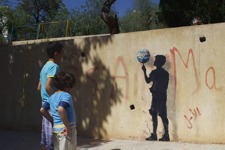 Mültecilerin hikayelerini duvarlara çizdi