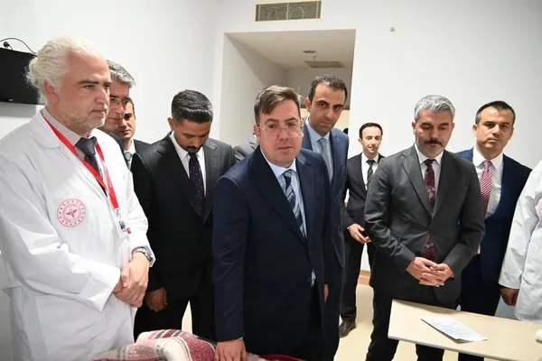 adalet-bakan-yardimcisi-tuncay-turgutluda-yarali-ogrencileri-ziyaret-etti-1790099400591.jpg