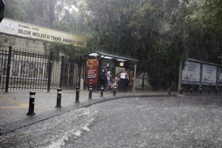 İstanbul'da yolları su bastı; tramvay seferi durdu