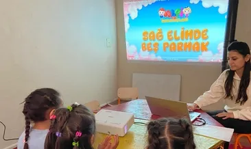 Eğitim aşkıyla köy köy dolaşıyor