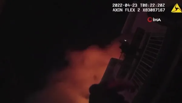 1 yaşındaki bebeği yangından kurtarmak için balkona tırmanan polis kamerada!