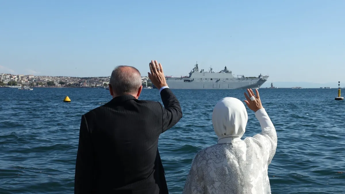 Emine Erdoğan'dan İstanbul Boğaz'ındaki geçit törenine ilişkin paylaşım: Milletimizin istiklal ruhunun birer timsali