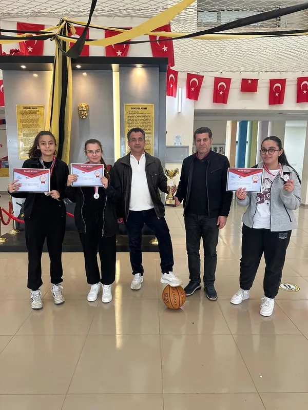 sporda-ve-akademik-alanda-basarilara-imza-atan-ornek-lise-badmintonda-turkiye-ucuncusu-1741183769152.jpg