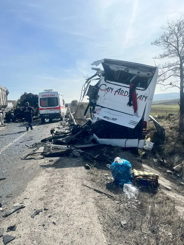 tur-otobusune-tir-carpti-10-kisi-yaralandi-1740914211873.jpg
