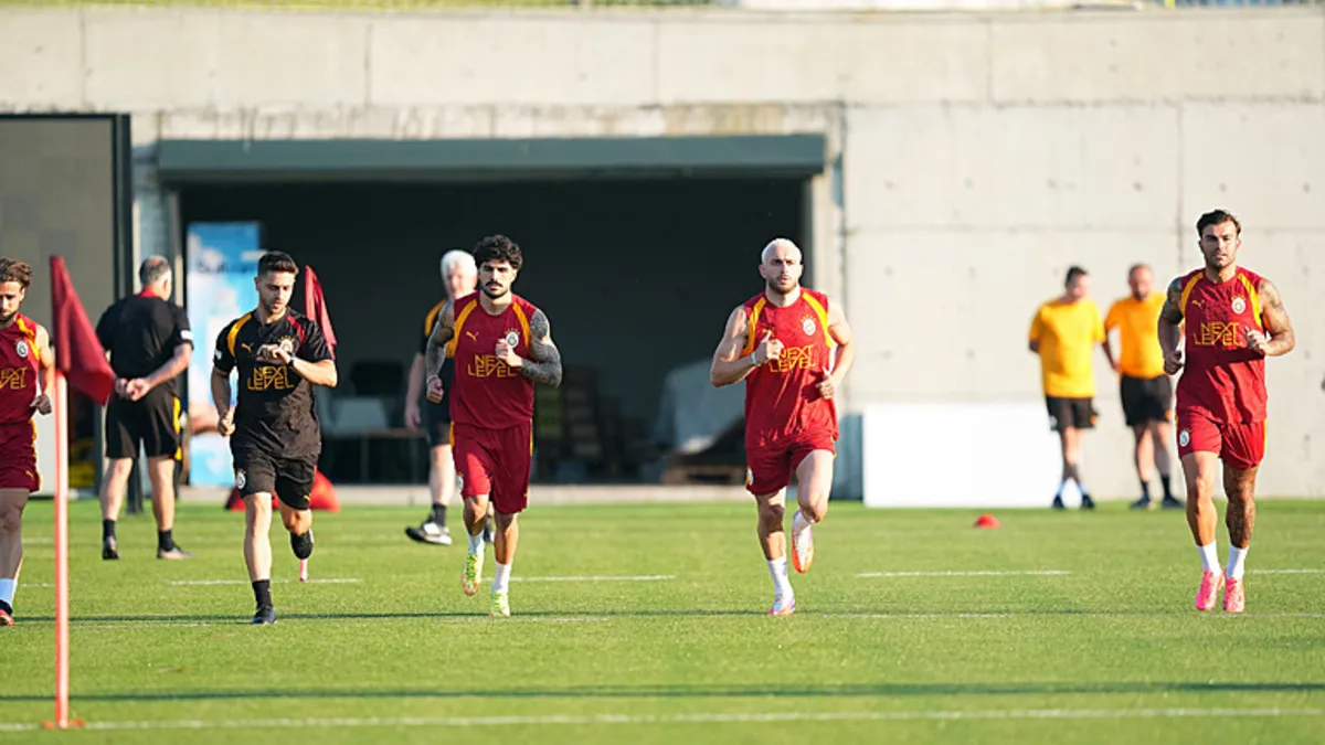 Galatasaray futbolcuları antrenman sahasında çalışıyor.