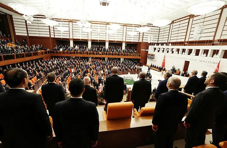 HDP’li vekiller yine bildiğiniz gibi! İstiklal Marşı okunurken dudakları bile kıpırdamadı!
