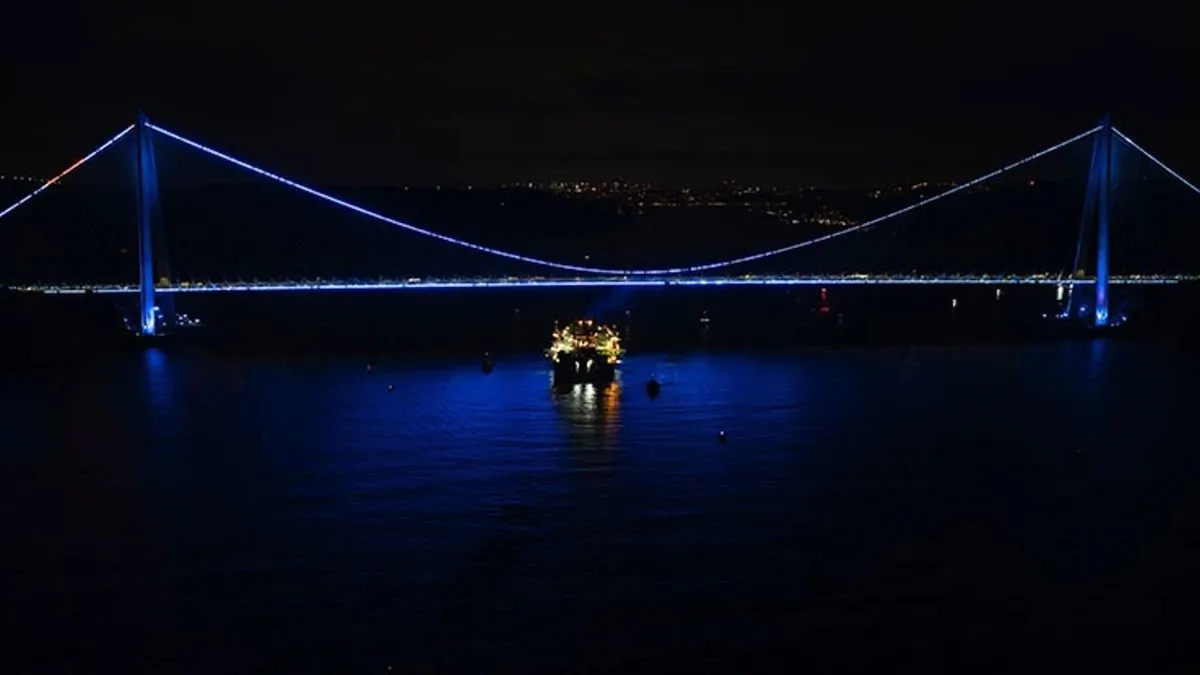İstanbul Boğazı'nda gemi trafiği çift yönde askıya alındı