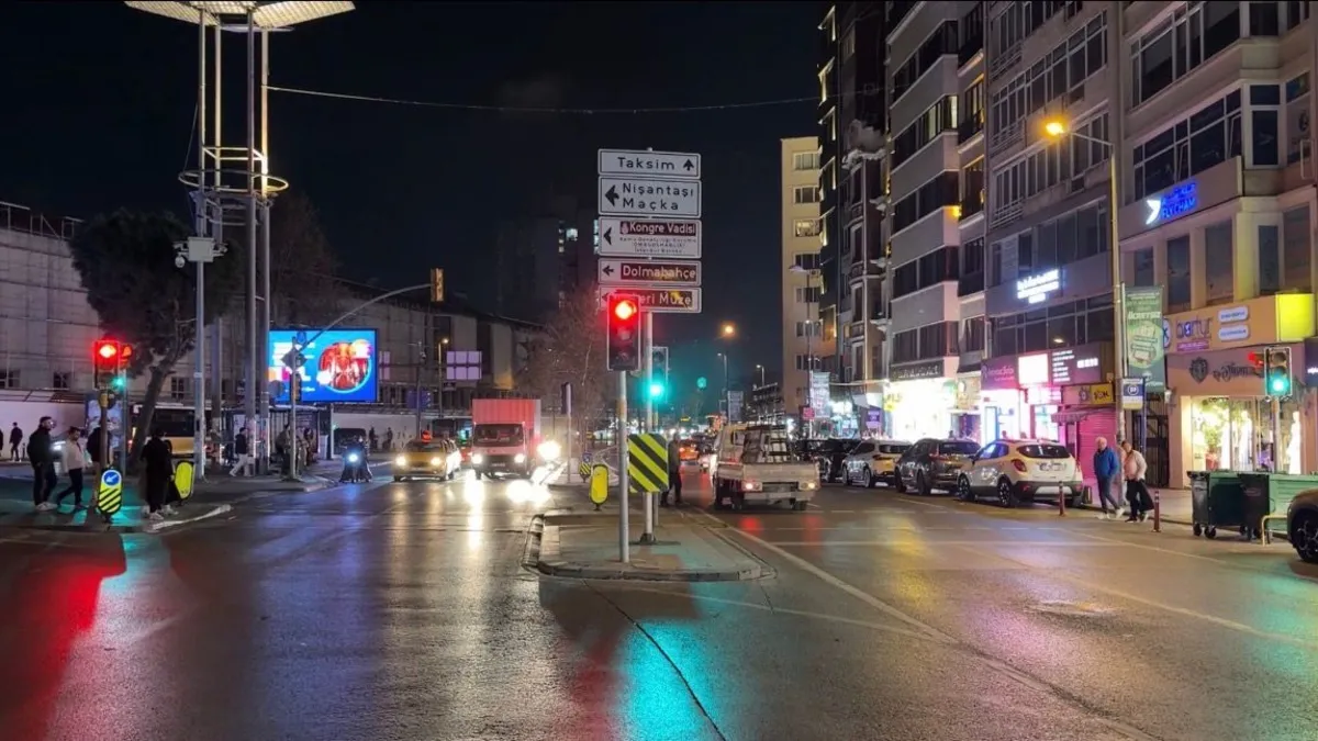 Sürücü bayıldı aracı direğe çarptı! Devrilen direk Mısırlı turisti öldürdü Sürücü bayıldı aracı direğe çarptı! Devrilen direk Mısırlı turisti öldürdü