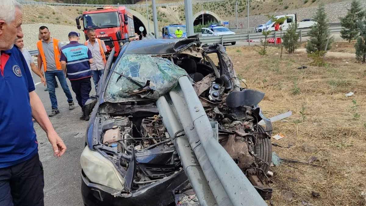 Kahramanmaraş'ta kaza: Bariyerlere ok gibi saplandı! Kahramanmaraş'ta kaza: Bariyerlere ok gibi saplandı!