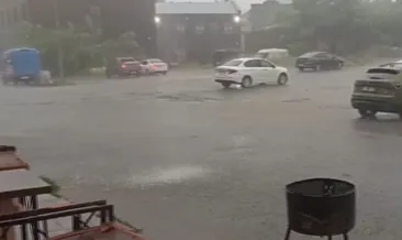 Kars'ta şiddetli yağmur ve fırtına çatıları uçurdu, ağacı kökünden söktü #kars