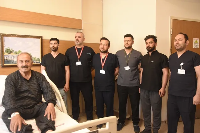 70-yasindaki-hasta-6-kucuk-delikten-yapilan-ameliyatla-ayaga-kalkti-1783093325748.jpg