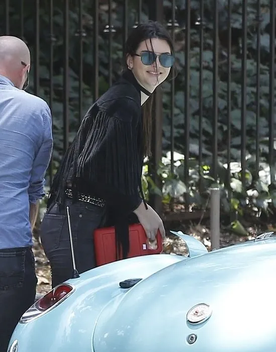 Kendall Jenner lüks otomobiliyle yolda kaldı
