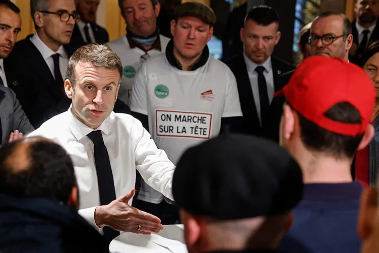 Fransa’da kaos başladı! Çiftçiler fuarı bastı: Macron’a istifa şoku!