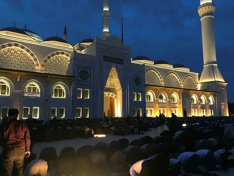 Büyük Çamlıca Camii’ne binlerce genç akın etti 