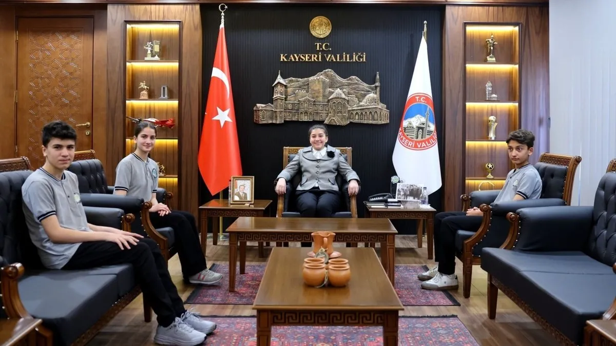 Vali Çiçek'in koltuğunu küçük Zeynep devraldı