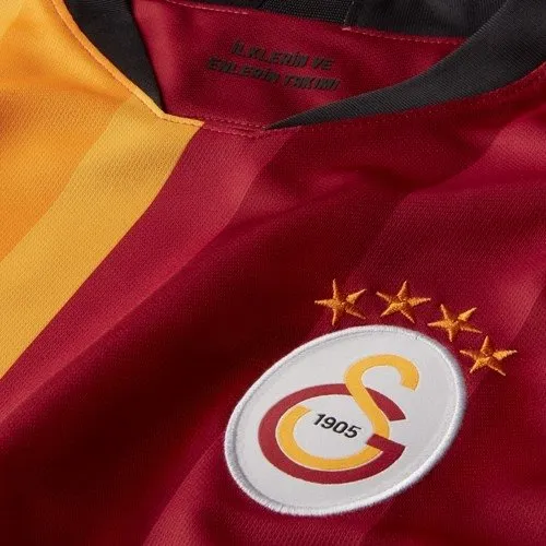 Galatasaray 2019-2020 iç saha formasını tanıttı