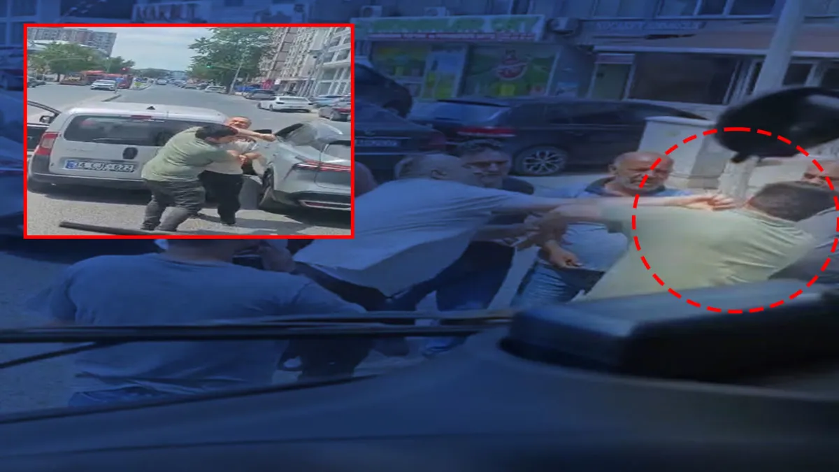 Sultangazi'de 'yol verme' nedeniyle kavga çıktı! Tekme ve yumruklar havada uçuştu: O anlar kamerada Sultangazi'de 'yol verme' nedeniyle kavga çıktı! Tekme ve yumruklar havada uçuştu: O anlar kamerada