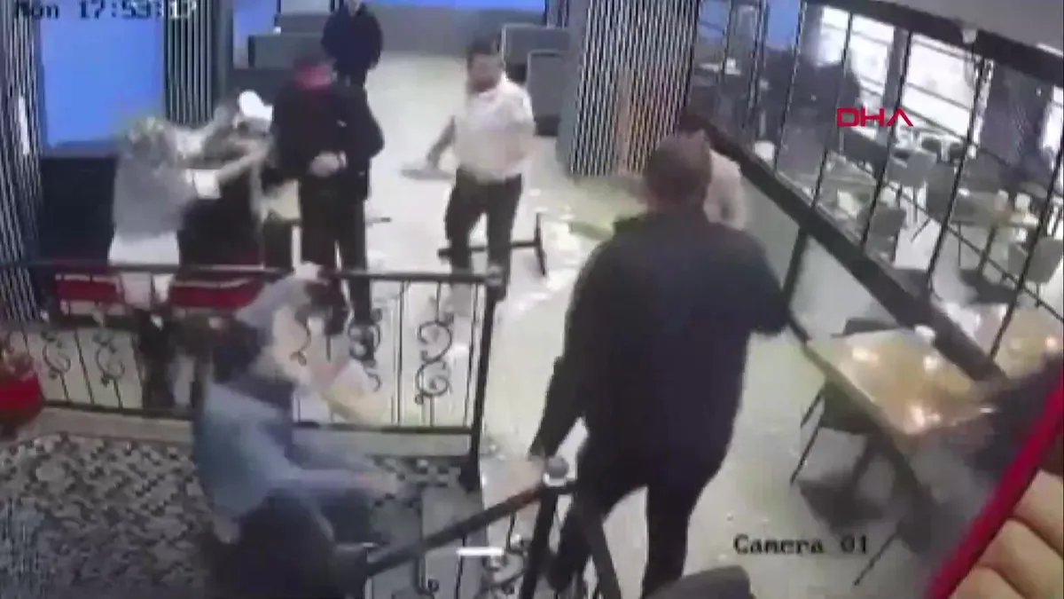 Bursa’da iki grup arasındaki masalı sandalyeli kavga kamerada| Video videosunu izle Bursa’da iki grup arasındaki masalı sandalyeli kavga kamerada| Video videosunu izle