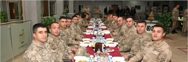 harran-kaymakami-suriye-sinirinda-jandarma-ile-iftarda-bulustu-1742801470360.jpg