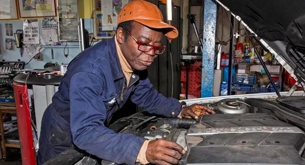 Afrika’nın kralı Almanya’da araba tamircisi