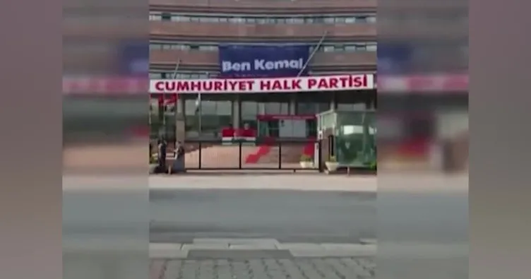 CHP Genel Merkezi, ’Ben Kemal, geliyorum’ afişini indirdi