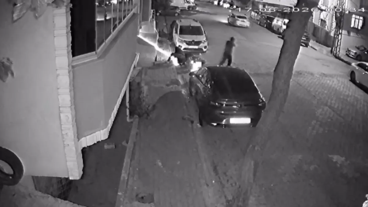 SON DAKİKA... İstanbul Esenyurt'ta iki grup arasında silahlı çatışma: Dehşet anları güvenlik kamerasında...