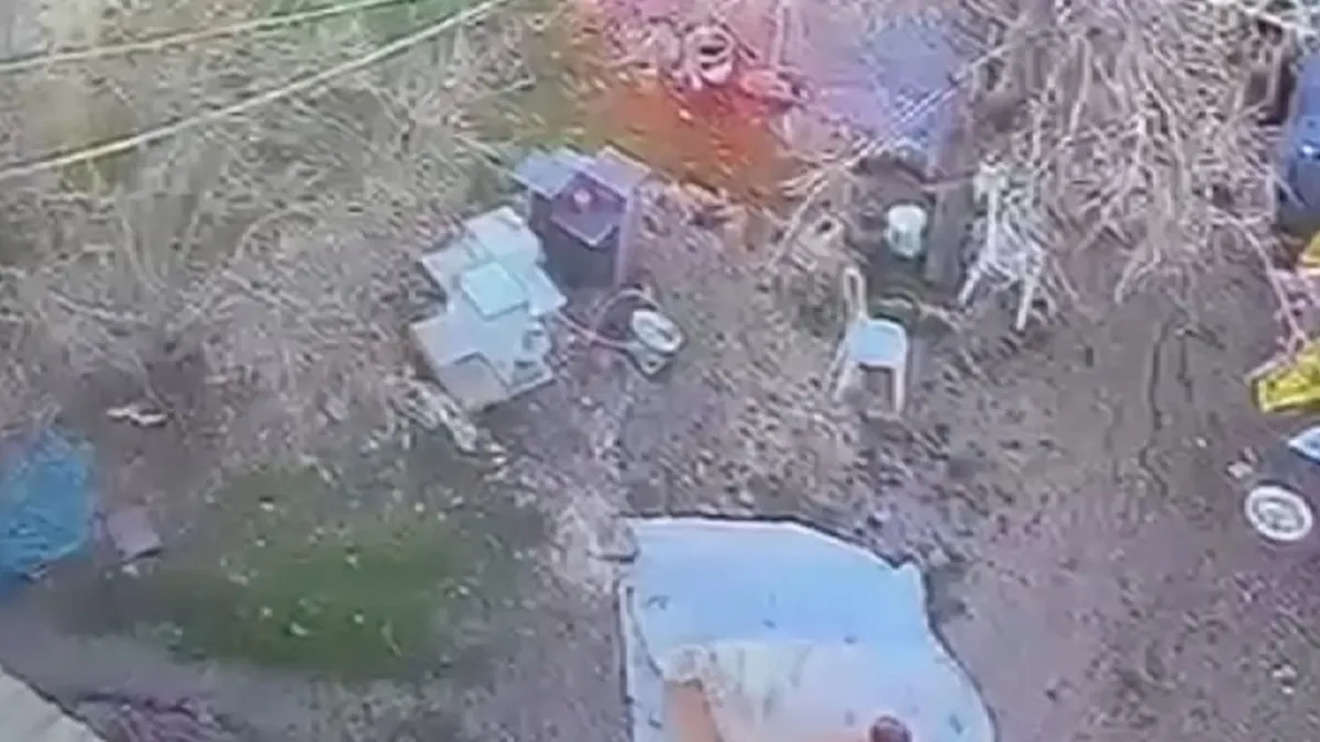 Komşu kavgası kamerada: Av tüfeğiyle ateş açtı Komşu kavgası kamerada: Av tüfeğiyle ateş açtı