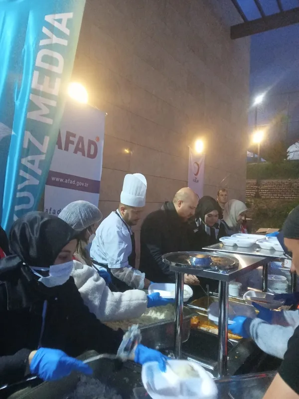 bilal-erdogan-depremzedelerle-iftarda-bir-araya-geldi-1681324879944.jpeg