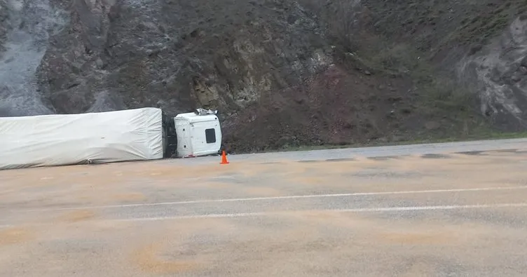 Devrilen kamyonun sürücüsü yaralandı