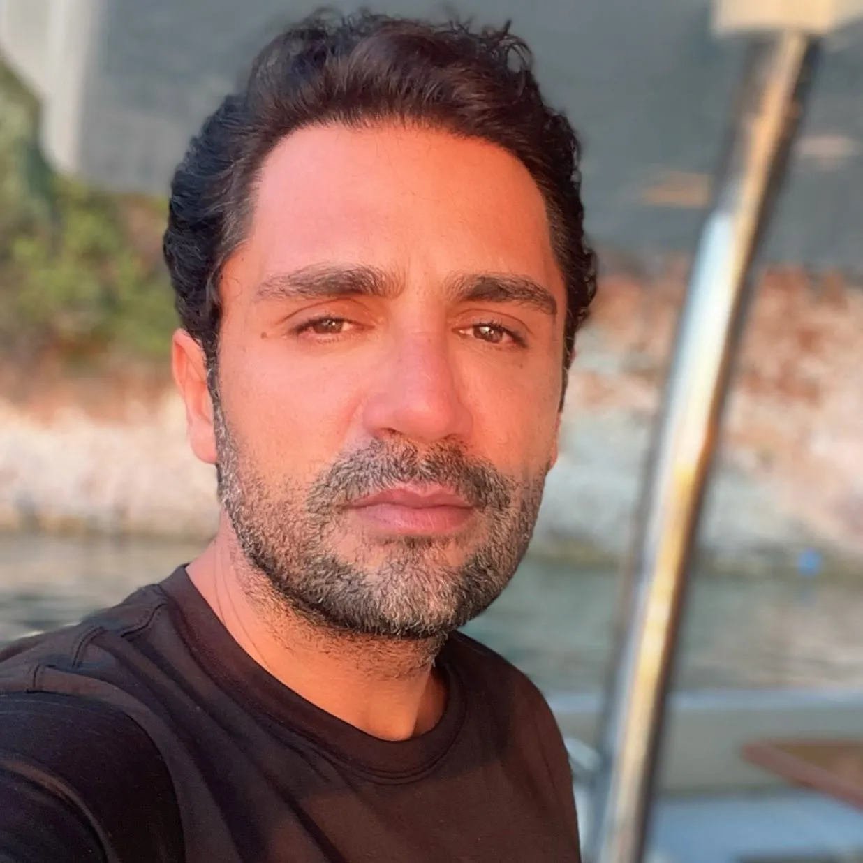 Kardeşi Işık İpek'in vefatının ardından ilk paylaşımını yaptı! Yaşar İpek'in yazdıkları yürekleri dağladı! 'Doyamadım sana ışığım'