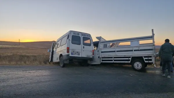 corumda-feci-kaza-minibus-kamyonetle-carpisti-4-yarali-1758565572384.jpg