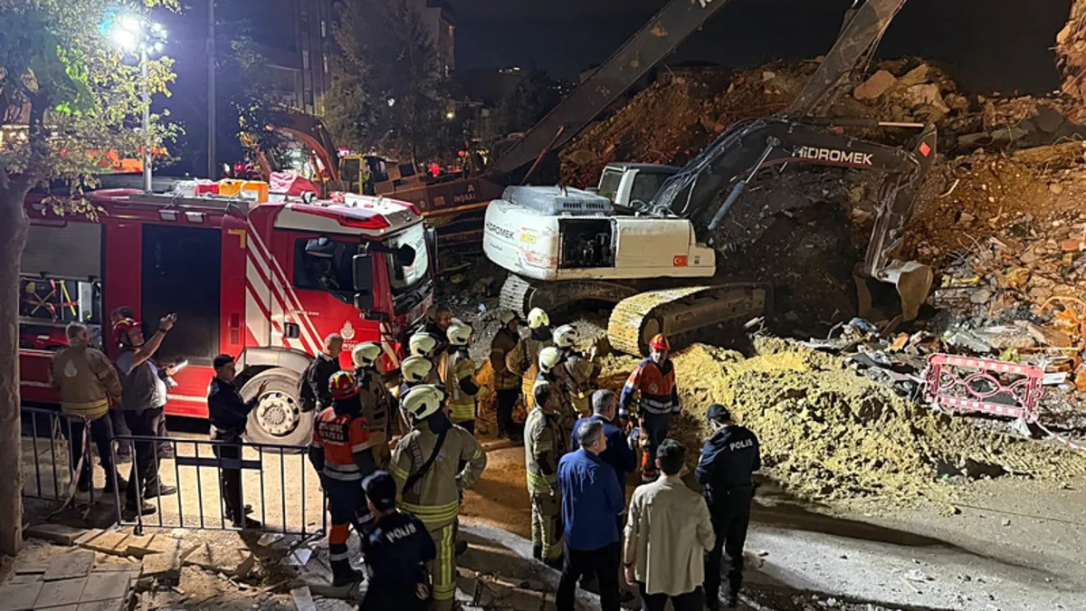 Küçükçekmece'de yıkımı süren bina çöktü! 2 yaralı var