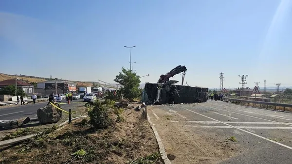 kayseride-yolcu-otobusu-devrildi-cok-sayida-yarali-var-1785823428157.jpg
