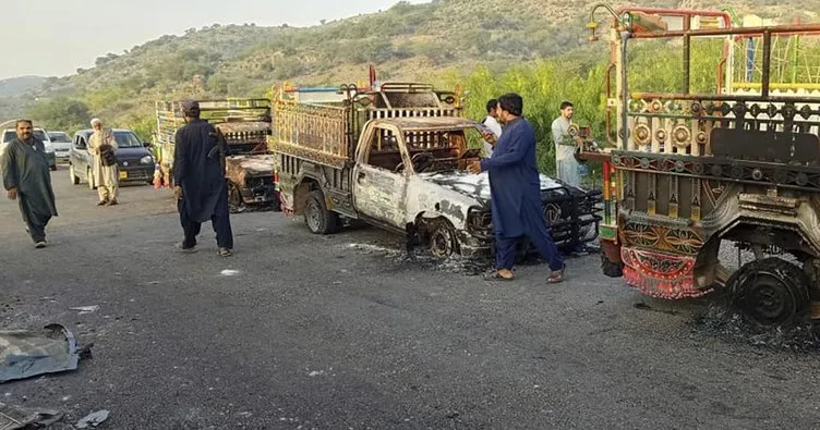 Pakistan kana bulandı! Siviller vuruldu