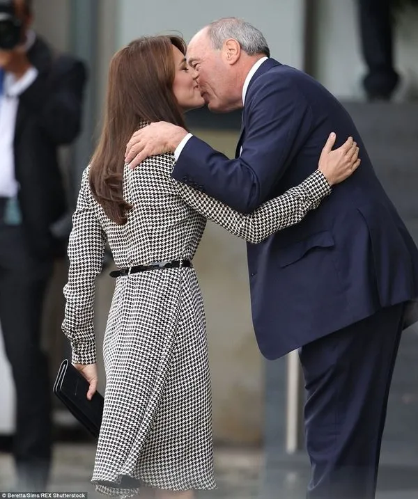 Kate Middleton Ralph Lauren elbisesiyle göz kamaştırdı