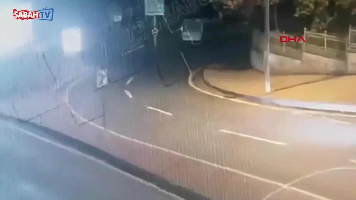 Taksim'de kaza sonrası servis şoförünü alıkoyup 80 bin lirasını gasbettiler | Video