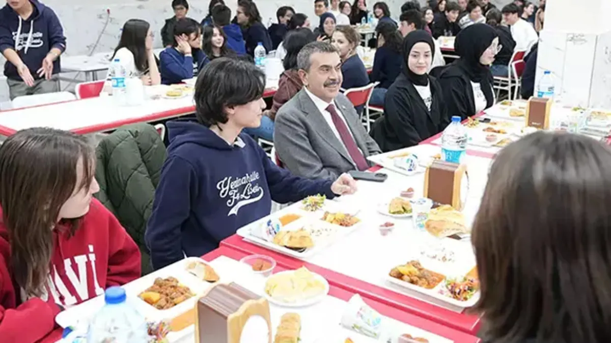 Milli Eğitim Bakanı Tekin, öğrencilerle iftar yaptı Milli Eğitim Bakanı Tekin, öğrencilerle iftar yaptı