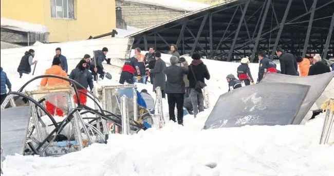 Ağrı’da pazar yerinin çatısı kardan çöktü