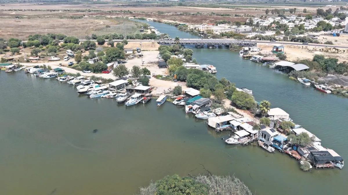 Antalya’da kaçak konteynerler yıkılıyor