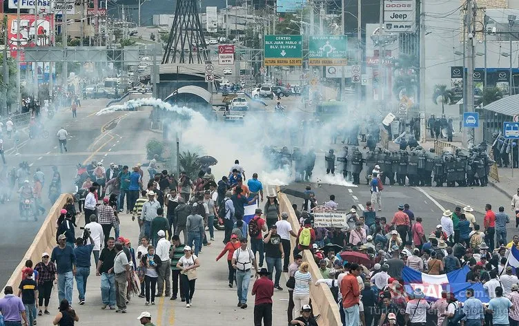 Honduras karıştı! ABD Büyükelçiliğinin kapısını ateşe verdiler