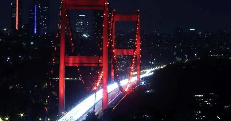 FSM Köprüsü kırmızı renge büründü
