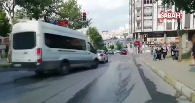 İstanbul’da kırmızı ışığı umursamadan araçlarını yayaların üzerine süren sürücüler kamerada