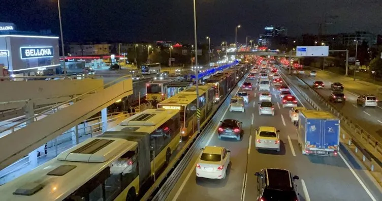 Bakırköy’de metrobüs arızası! Metrelerce kuyruk oluştu!