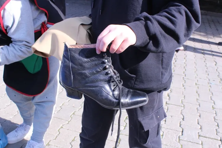 Kahramanmaraş’a gönderilen eşyalar pes dedirtti! Dantelli çamaşır bile var!