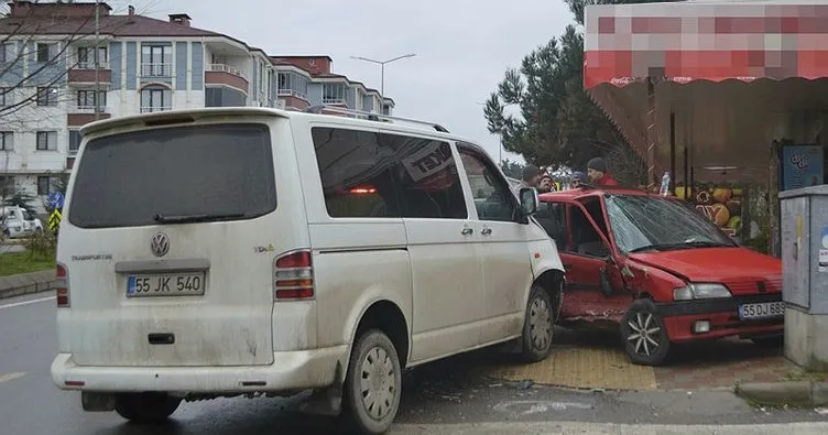 Bafra’da otomobil ile minibüs çarpıştı : 2 yaralı