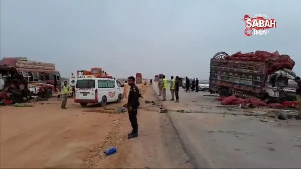 Pakistan'da yolcu otobüsü, tanker ve kamyonet birbirine girdi: 8 ölü | Video