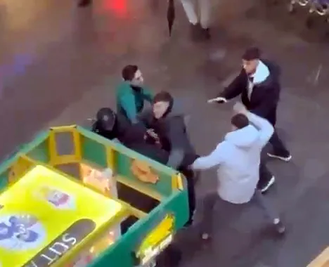 AVM’de güvenlik görevlileri ile iki kişi arasında kavga! Tekme, yumruk, sandalye ve cop havada uçuştu